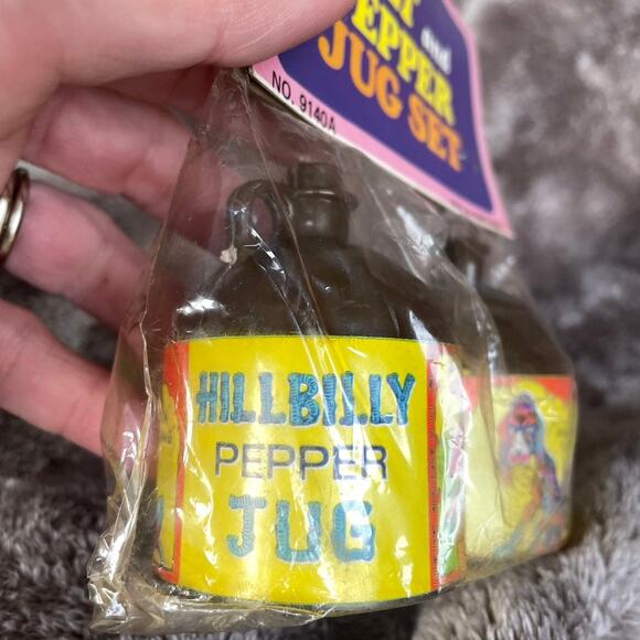 Vintage Hillbilly Salt & Pepper Shakers Moonshine Jugs Hong Kong Novelty NOS - Picture 12 of 16